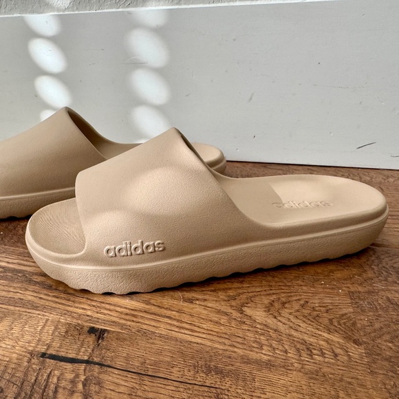 New Adidas Adilette Lumia Slides Clay Brown Men's Size 9 Women's Size 10.5 - Picture 2 of 6